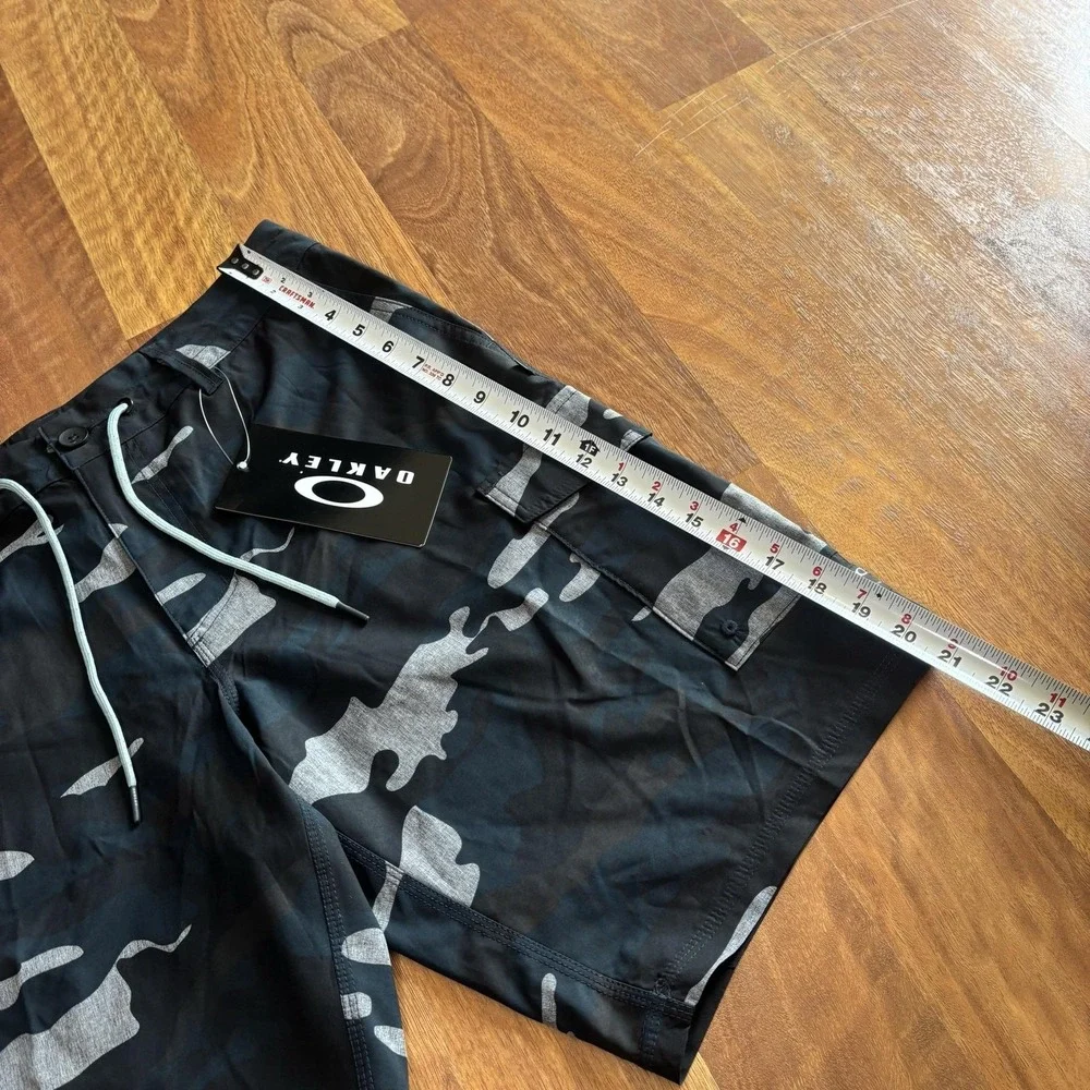 NWT Oakley Shorts Mens Medium Black Camo Cruiser QG HBD 21 Boardshorts Swim